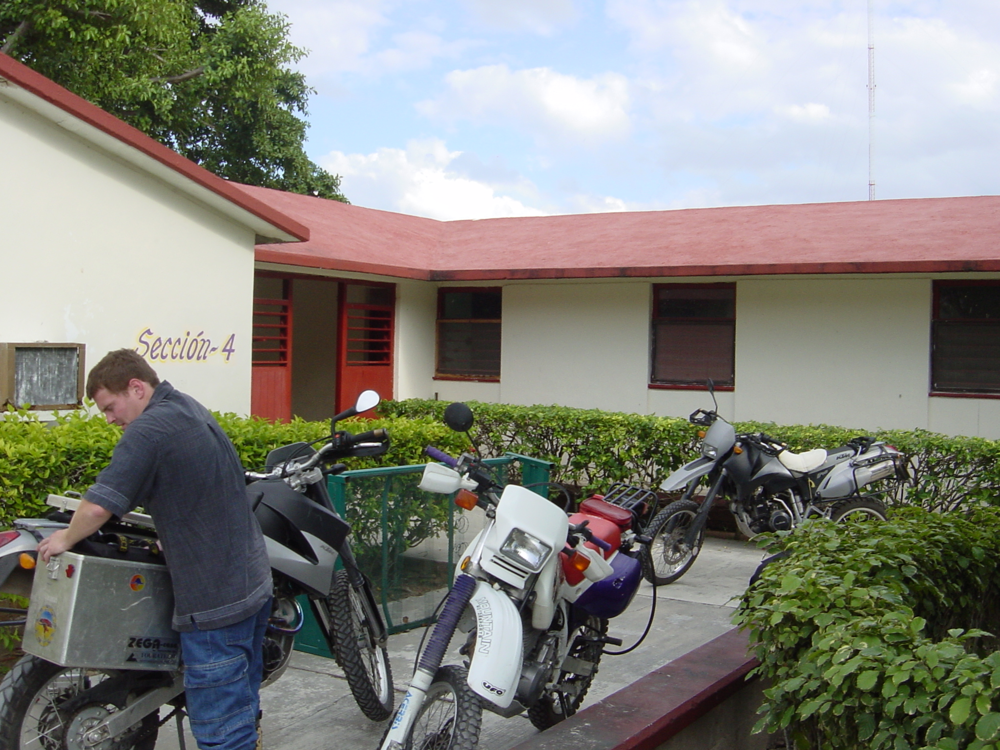 Military type hostel accommodation in Playa Del Carmen 