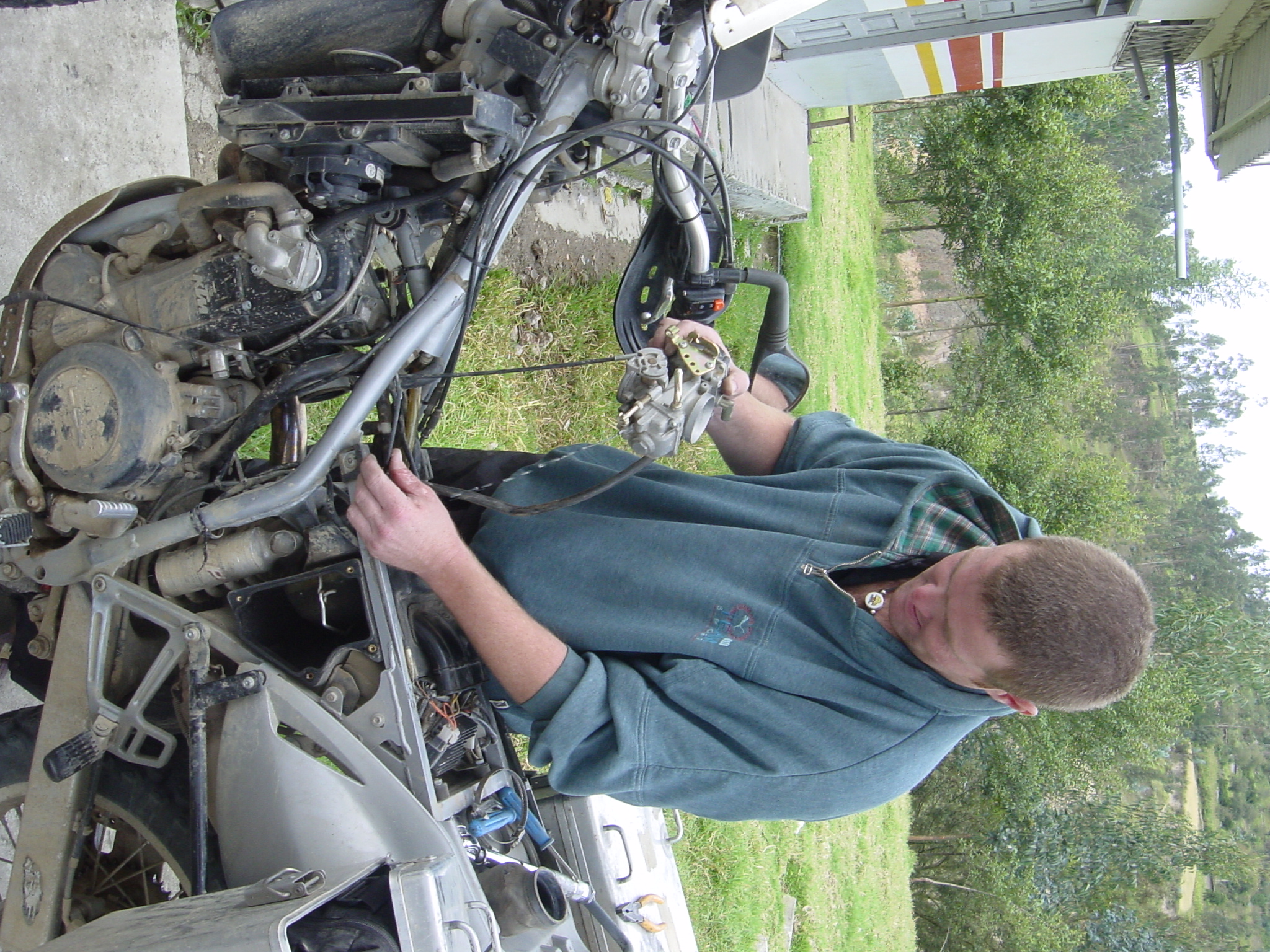 Now what the hell is this bit, well I suppose it needs to come out.....hey Martin pass me those cutters so I can cut these bloody cables, don't worry it's only Jamie's bike.