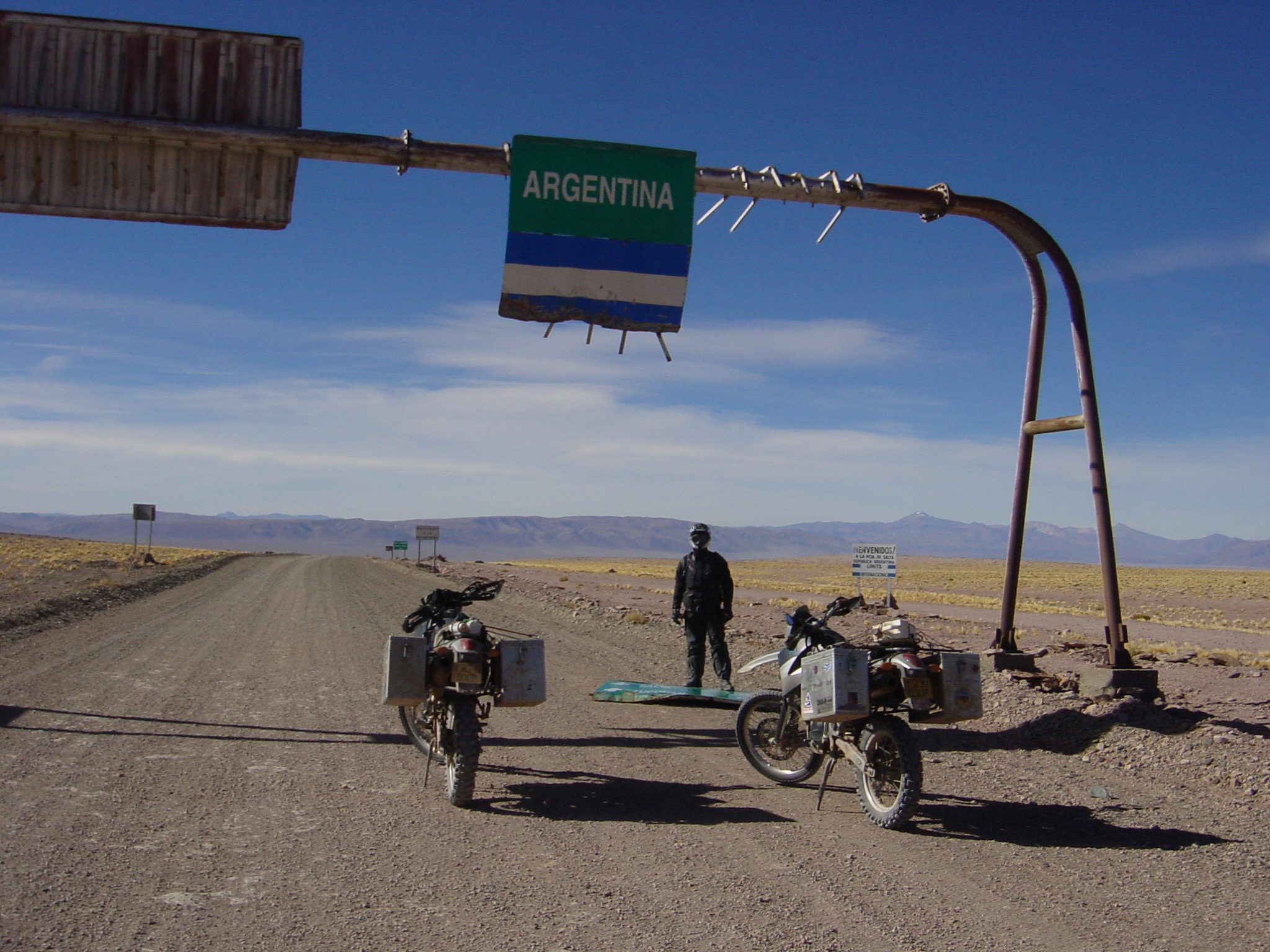10 minutes down the road and we are in Argentina... no snow at all