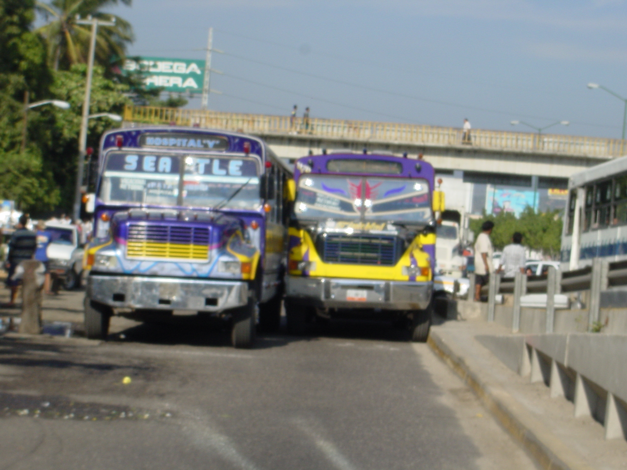 Aggressive bus passing in Acapulco... he didn't judge the gap right.